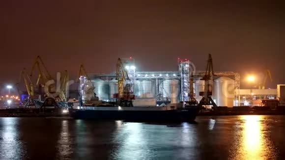 夜间在港口停泊的干货船视频的预览图