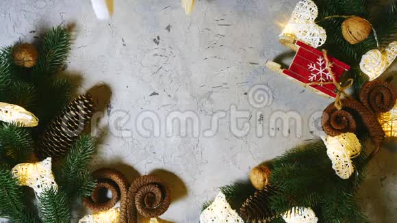 在冷杉树枝球果圣诞节和新年装饰的背景下女性手里拿着一杯茶或视频的预览图