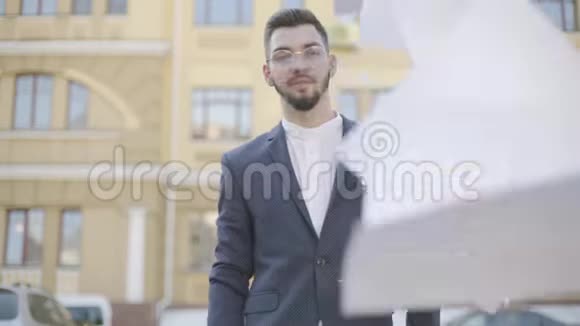 这位漂亮而自信的年轻商人穿着正式西装在交易后抛出了商业文件视频的预览图