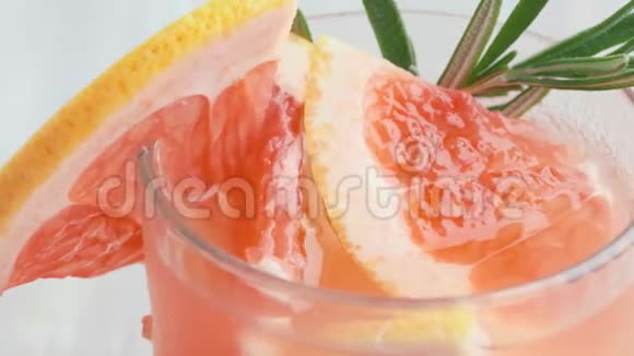 葡萄柚和迷迭香酒精鸡尾酒视频的预览图