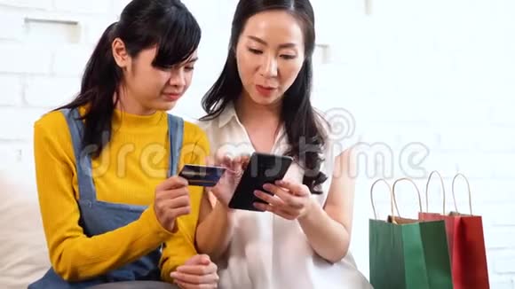 快乐的亚洲女性上网购物视频的预览图