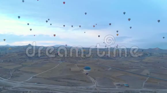 卡帕多西亚山谷上空热气球的鸟瞰图视频的预览图