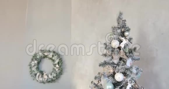 新年室内设有圣诞树壁炉灰色背景花环视频的预览图