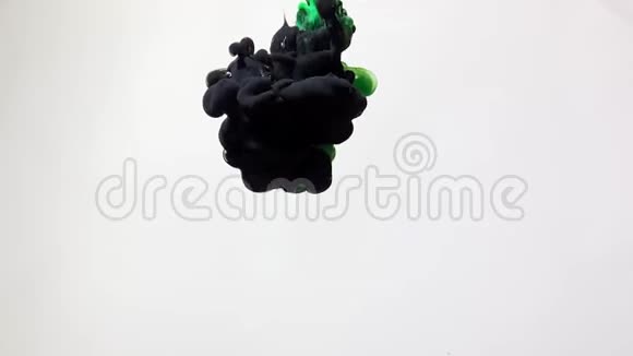 抽象背景时尚的背景黑色和绿色的水彩墨水在水中旋转得很漂亮视频的预览图