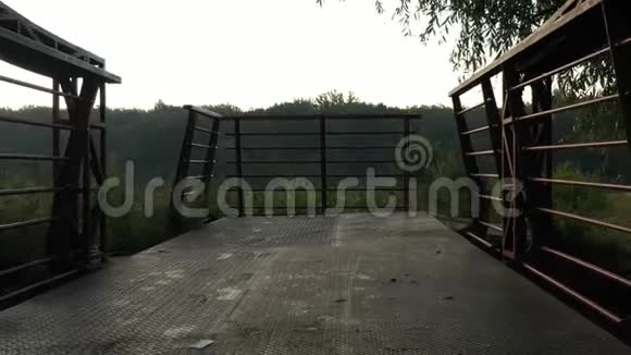在一条小河上的红色金属桥视频的预览图