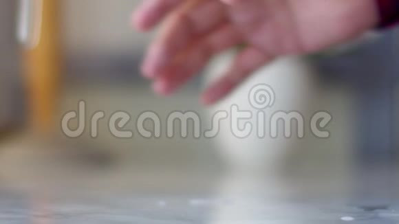 一个人把水从一个透明的罐子里倒进水杯里视频的预览图