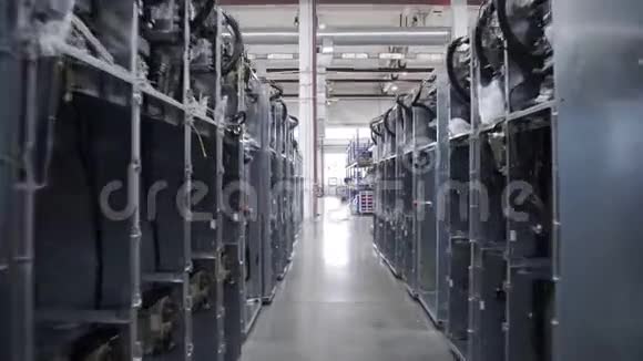 工厂电器箱之间的摄像机移动视频的预览图