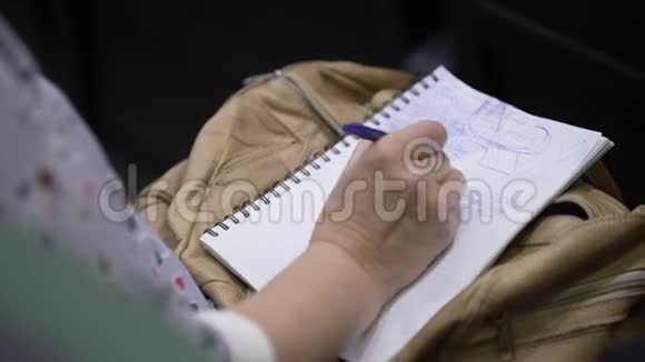 在会议上用手拿笔做笔记视频的预览图