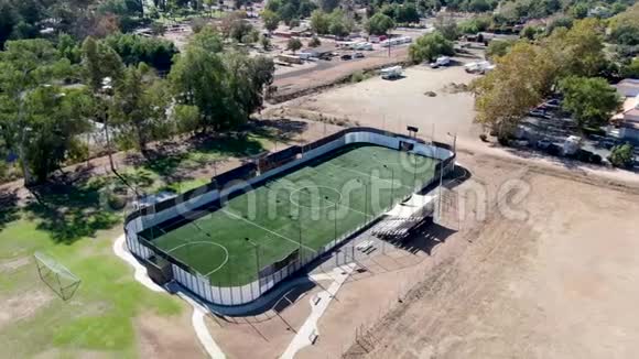 加州旱地小型足球场的鸟瞰图视频的预览图