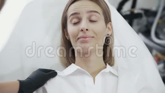 美容师办公室女孩在化妆注射前微笑皱眉眨眼和面部表情视频的预览图