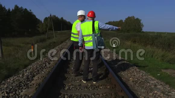 铁路工人在铁轨上视频的预览图