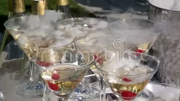 香槟和樱桃视频的预览图