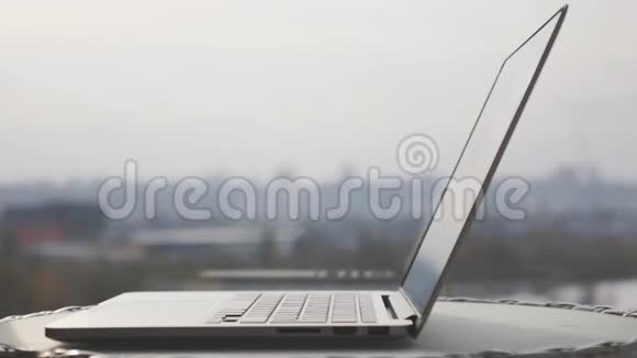 手使用笔记本电脑打字和滚动电脑触摸板商业概念视频的预览图