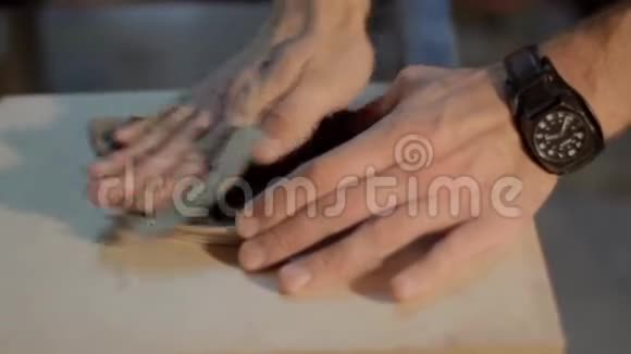 师傅的手在磨一个圆木制品视频的预览图