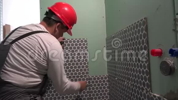 红盔瓦砖墙施工工人视频的预览图
