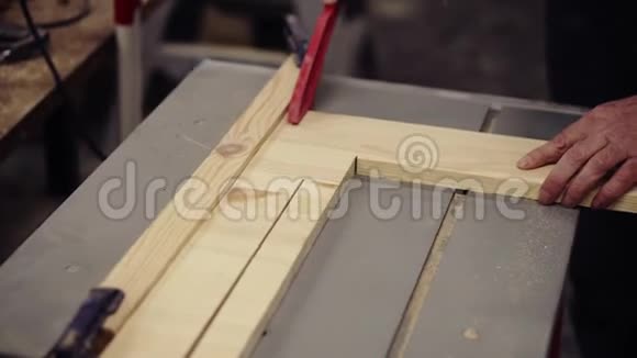 锯床上切割木板的高角度镜头行动圆形锯切木制工业机器视频的预览图