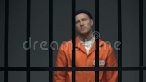 被监禁的危险男性罪犯双手交叉胸部直视视频的预览图