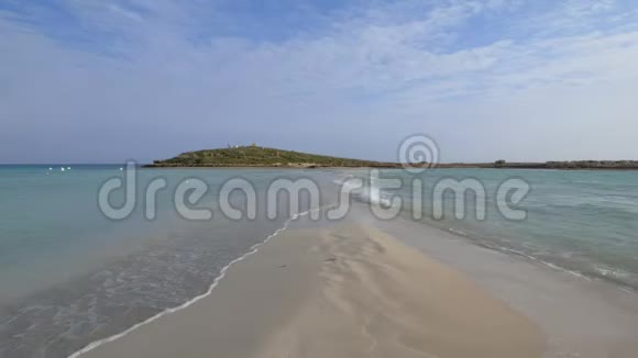 两股水流正在冲刷塞浦路斯著名尼西海滩的狭长沙带视频的预览图