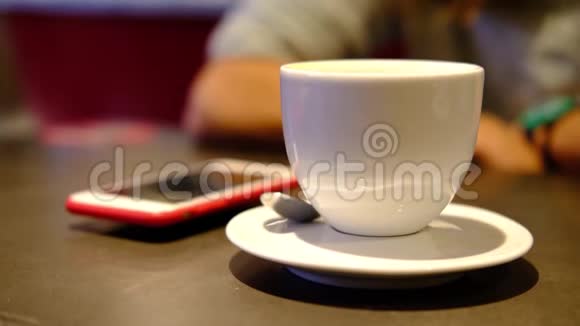 咖啡弯着腰的女人拿起红色电话在餐馆咖啡馆喝咖啡时检查信息双手合拢视频的预览图