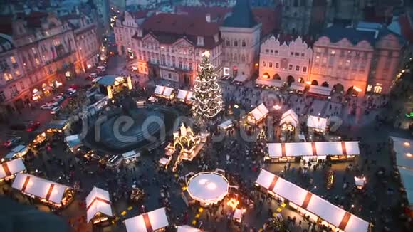 晚上在旧城的圣诞市场的俯视图视频的预览图