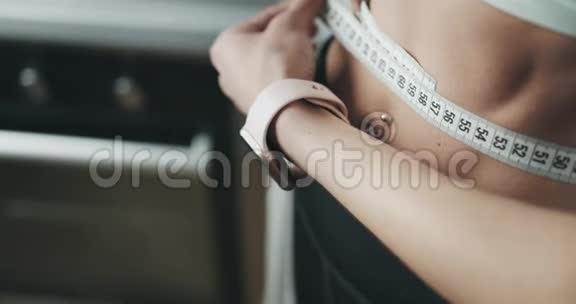 女性测量腰部与米花边视频的预览图