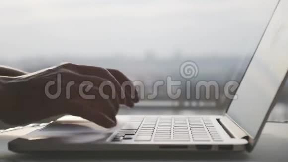 女性手在笔记本电脑键盘上打字并使用触摸板在线搜索商务办公概念视频的预览图