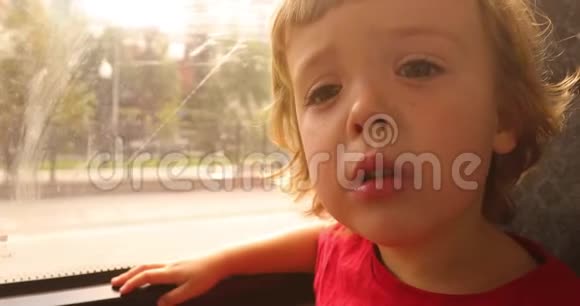 疲惫的小男孩乘公共汽车旅行视频的预览图