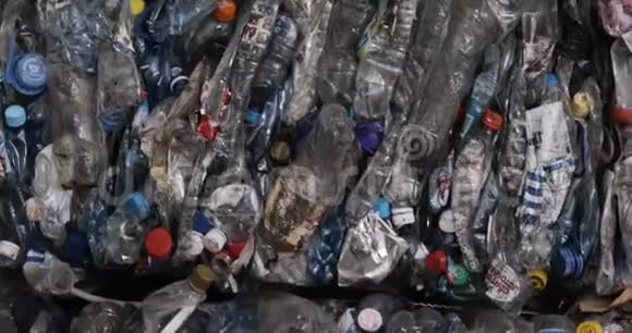 垃圾回收加工厂使用过的塑料瓶用于再利用塑料视频的预览图