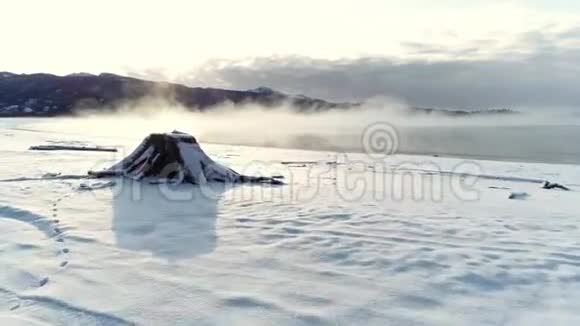 在爱达荷州的一个偏僻的山湖上冬天飞过冰封的海岸线视频的预览图