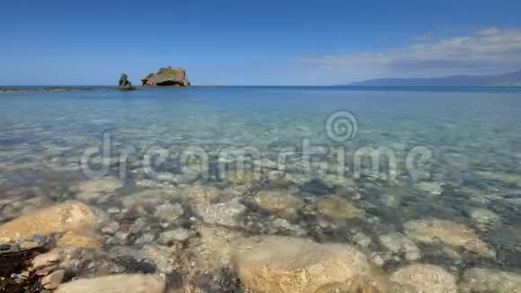 透明海水底部有鹅卵石从海滩俯瞰全景视频的预览图