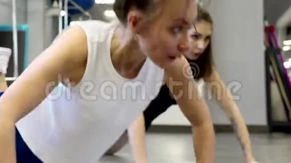 美丽的年轻女性健身爱好者参与健身房视频的预览图