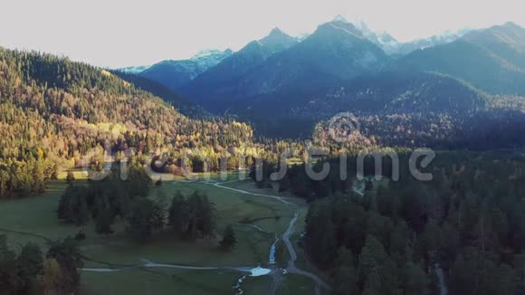 空中观景台Drone在一个美丽的山林山谷中射击视频的预览图
