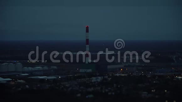 傍晚在塔林附近的Iru发电厂的鸟瞰图视频的预览图