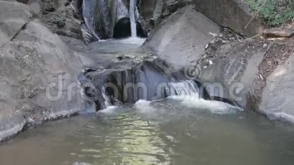 水晶瀑布流石壁山河视频的预览图