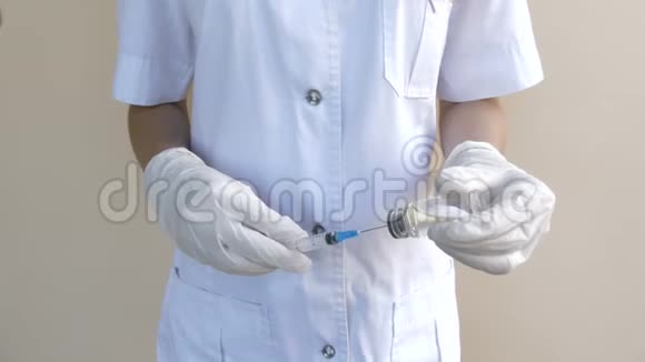 医生用注射器取药视频的预览图