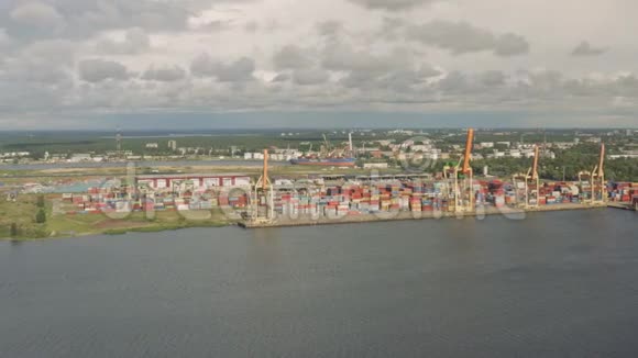 欧洲夏季达加瓦河上的货运港口视频的预览图
