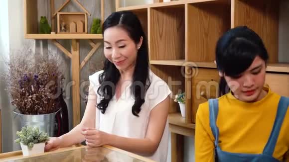 活泼的亚洲女人在咖啡厅享用甜点视频的预览图