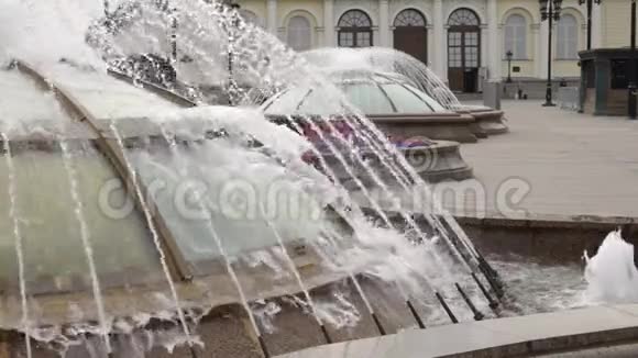 莫斯科克里姆林宫附近喷泉世界时钟莫斯科视频的预览图