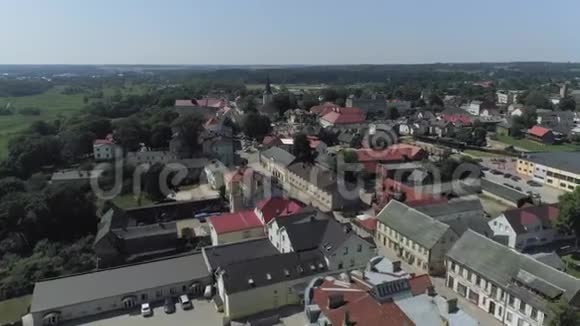 欧洲小城市4K无人机在拉脱维亚射击视频的预览图