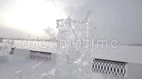 珍珠和鳗鱼的冰雕俄罗斯的冰雕冰城的雕塑视频的预览图