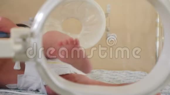 新生儿住院家和孩子健康的概念婴儿孵化器拯救生命的概念4k视频的预览图