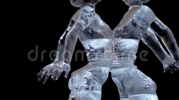 俄罗斯情人的冰雕冰城的雕塑夜晚的透明雕塑视频的预览图