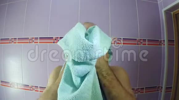 浴室里的一个男人用后巾擦了擦脸视频的预览图