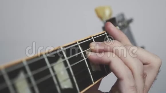弹吉他琴弦弹独奏和弦合上吉他微动板做手指音乐概念视频的预览图