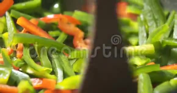 在平底锅上混合蔬菜视频的预览图