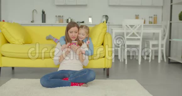 欢乐的母女在电话里看动画片视频的预览图