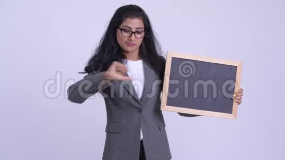 年轻有压力的波斯女商人拿着黑板竖起大拇指视频的预览图