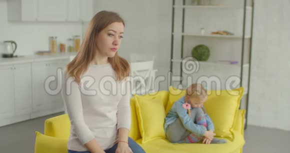 家庭中母亲和小女孩之间的冲突视频的预览图