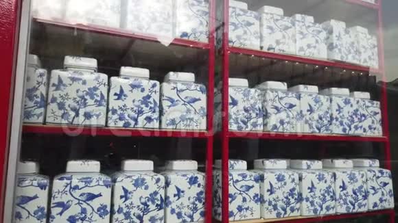 中国陶瓷罐放在货架上出售视频的预览图