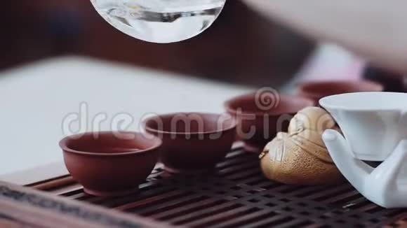 从小茶壶上的玻璃茶壶里倒出美味而芬芳的茶中国茶道仪式视频的预览图